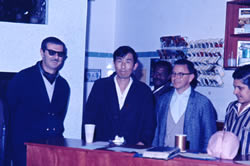 Ernesto Akagawa e amigos na inauguração do Netuno Aquarium em 1968